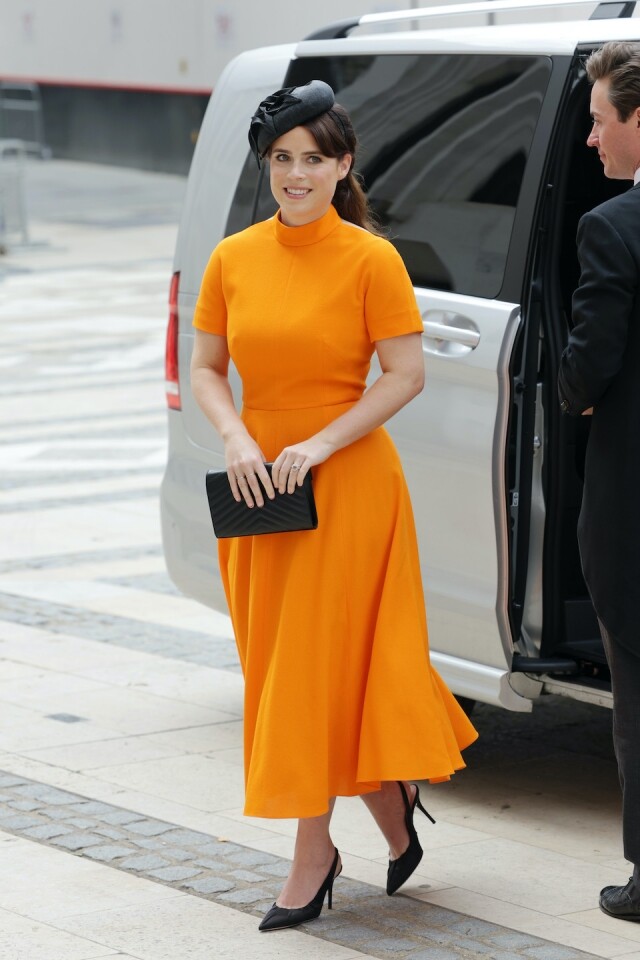 尤金妮公主「白金禧慶典」的時尚穿搭：活潑橘色長裙