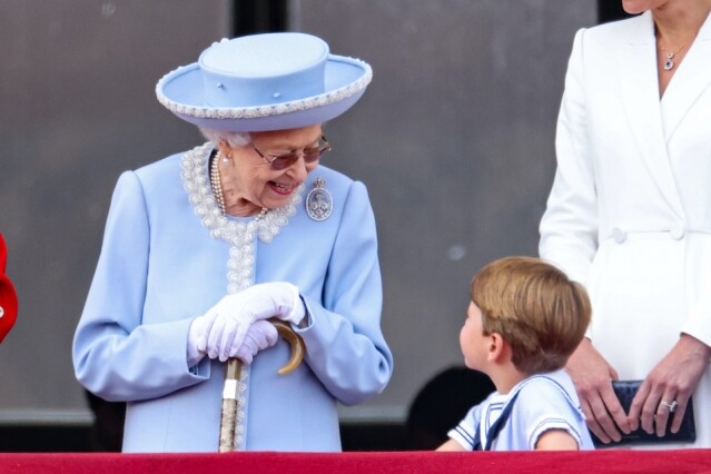 英女王在「白金禧慶典」的第一個造型一如既往地可愛又活潑