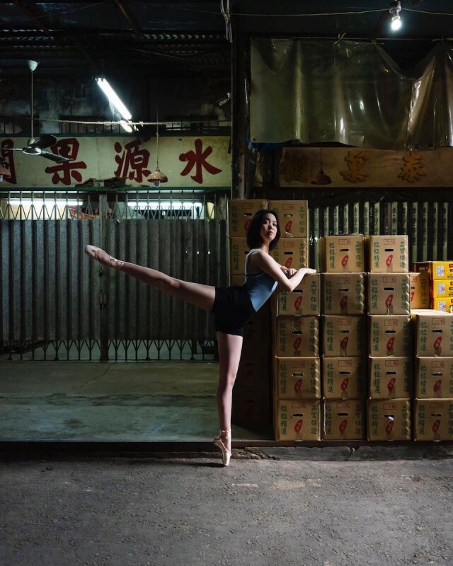 劉秀盈也經常在不同地方以芭蕾舞姿拍照