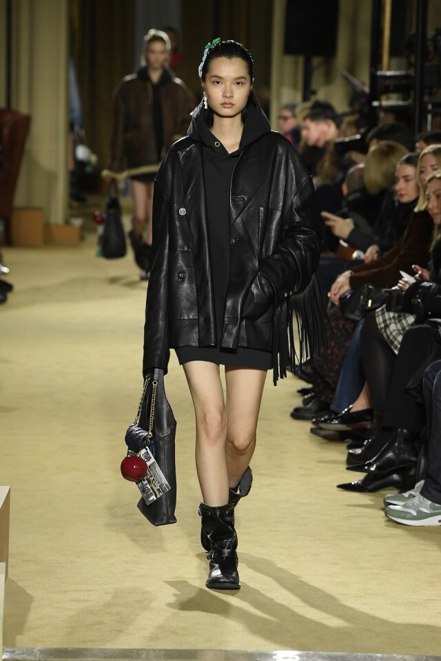 Bella Hadid 用過的手袋都能成為爆紅款?一文了解不用 $6,000 就可入手的 Coach Brooklyn 大容量手袋 Bella Hadid 用過的手袋都能成為爆紅款?一文了解不用 $6,000 就可入手的 Coach Brooklyn 大容量手袋