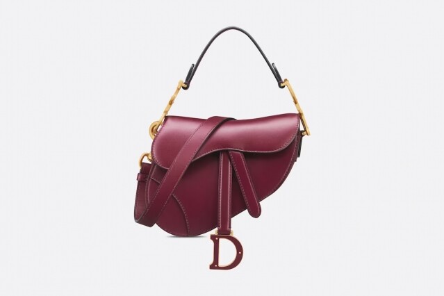 Burgundy酒紅色手袋推薦:Dior Saddle 迷你馬鞍袋 $31,000 Burgundy酒紅色手袋推薦:Dior Saddle 迷你馬鞍袋 $31,000