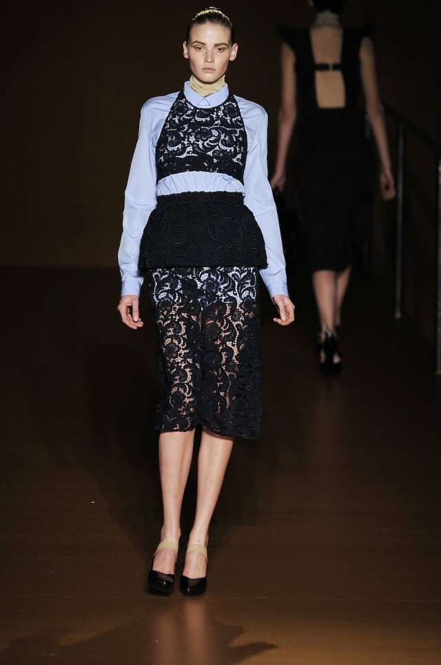 設計師 Miuccia Prada 獨特的時尚美學 | 用一條百褶裙開創 Miu Miu 風潮、一手打造「醜時尚」的女人