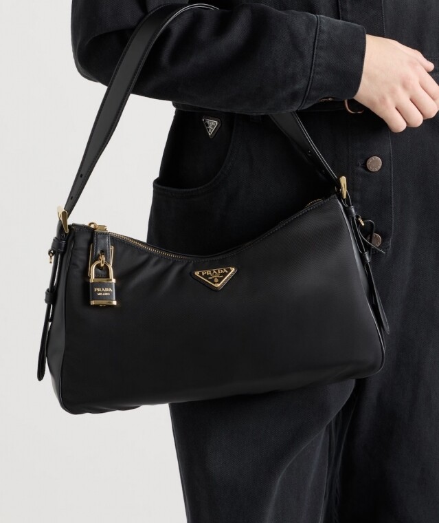 Prada Re-Nylon 全新手袋系列上架!韓國女星 Karina、Sana 和 Somi 都鍾愛這款經典百搭的 Prada 尼龍袋 Prada Re-Nylon 全新手袋系列上架!韓國女星 Karina、Sana 和 Somi 都鍾愛這款經典百搭的 Prada 尼龍袋