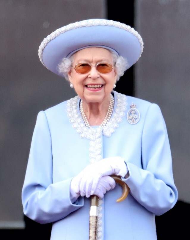 英女王選擇御林軍胸針出席閱兵儀式亦是她的「小傳統」