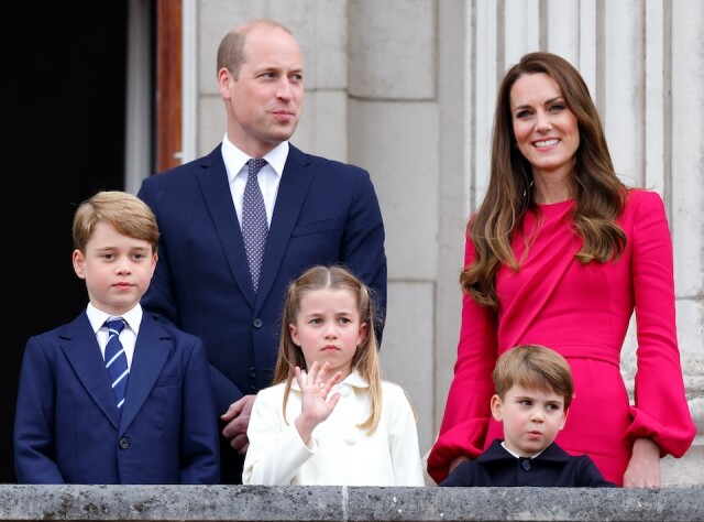 凱特王妃「白金禧慶典」的時尚穿搭：玫紅色修身長裙