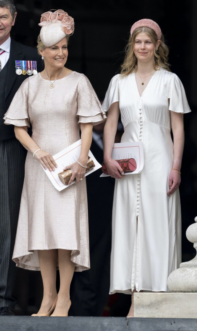 Lady Louise「白金禧慶典」的時尚穿搭：青春的絲質長裙