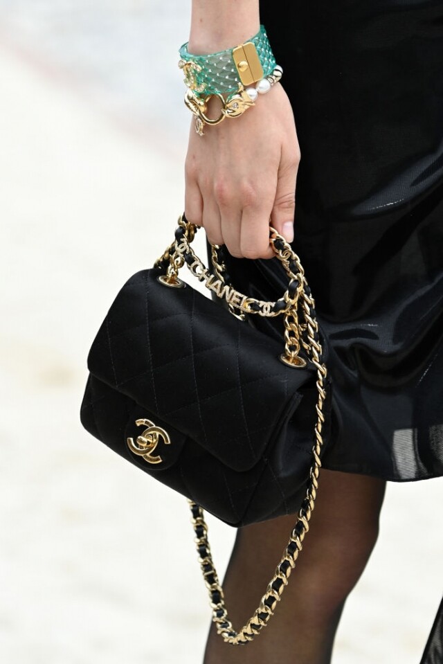 Chanel Mini Flap 手挽手袋 $35,700