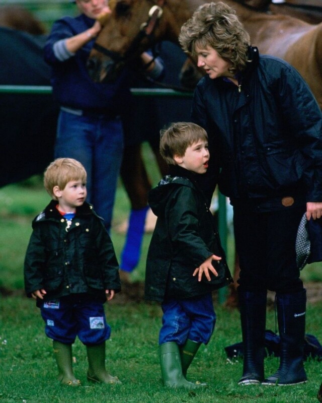 回看昔日英國皇室的舊照片，大家可會發現哈里王子與威廉王子腳踏的青蛙長靴，與 JW Anderson 今季推出的青蛙鞋履極為相似？