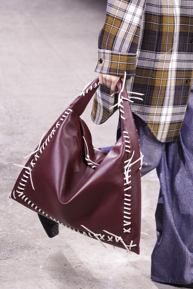 大容量手袋繼續流行!2025 春夏手袋流行趨勢預測,CHANEL、HERMÈS、MIU MIU 該入手哪一款? 大容量手袋繼續流行!2025 春夏手袋流行趨勢預測,CHANEL、HERMÈS、MIU MIU 該入手哪一款?