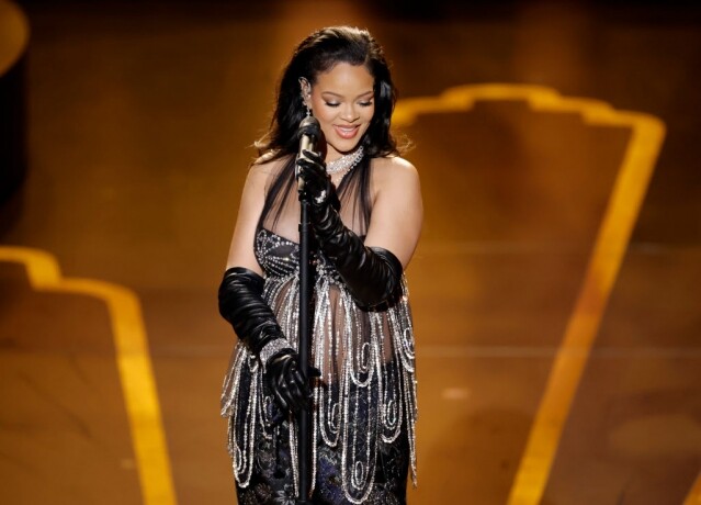 Rihanna 挺著孕肚，以一身低胸禮服造型亮相頒獎禮