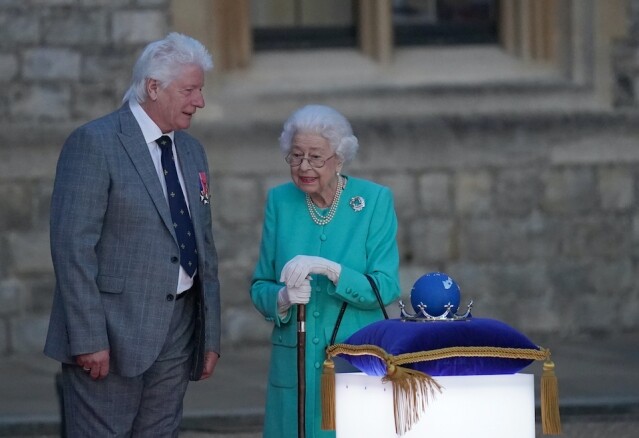 英女王「白金禧慶典」的時尚穿搭:湖水綠套裝 英女王「白金禧慶典」的時尚穿搭:湖水綠套裝