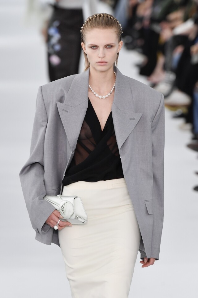 2024 流行趨勢必備 Boxy Tailoring 西裝外套!10 大穿搭法讓你秒變嬌小女生,還增添一份俐落感 2024 流行趨勢必備 Boxy Tailoring 西裝外套!10 大穿搭法讓你秒變嬌小女生,還增添一份俐落感