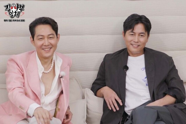 韓國綜藝節目《家師父一體》中，李政宰身穿粉紅色西裝現身