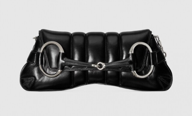 2024 要入手一款 Clutch Bag！Rihanna、Hailey Bieber 等女星也悄悄掀起熱潮，推介多款極具設計感的手拿包