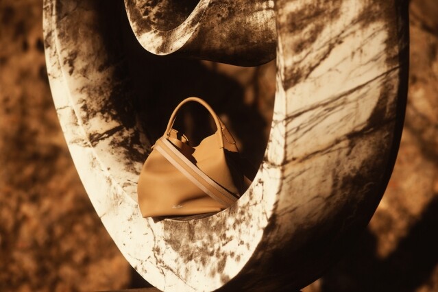 Bale 手袋的設計靈感源自於 Loro Piana 家族在 1970 年代末期的創業故事