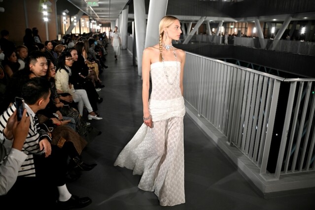 【CHANEL 香港時裝秀 2024】HKDI 作為 2025 早春復刻大秀地點！G-Dragon、陳柏霖、Angela Yuan 現身支持，Aokbab Chutimon 以客席模特兒身分踏上伸展台