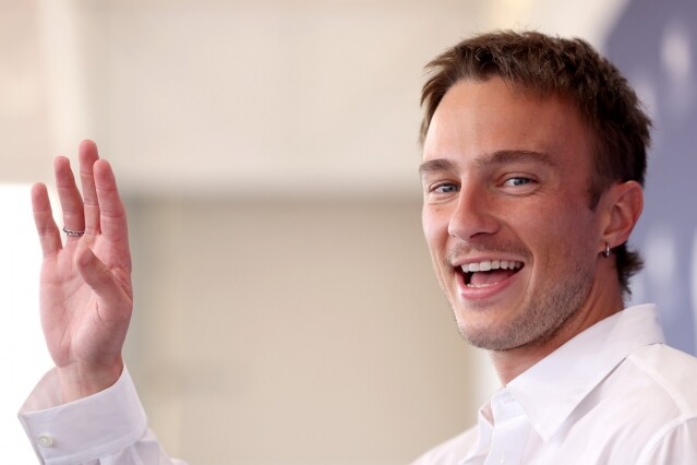 《Queer》Drew Starkey 是誰?新作搭檔 Daniel Craig 上演同性愛情!威尼斯影展上帥氣臉龐搶眼、獲封新一代的荷李活男神 《Queer》Drew Starkey 是誰?新作搭檔 Daniel Craig 上演同性愛情!威尼斯影展上帥氣臉龐搶眼、獲封新一代的荷李活男神