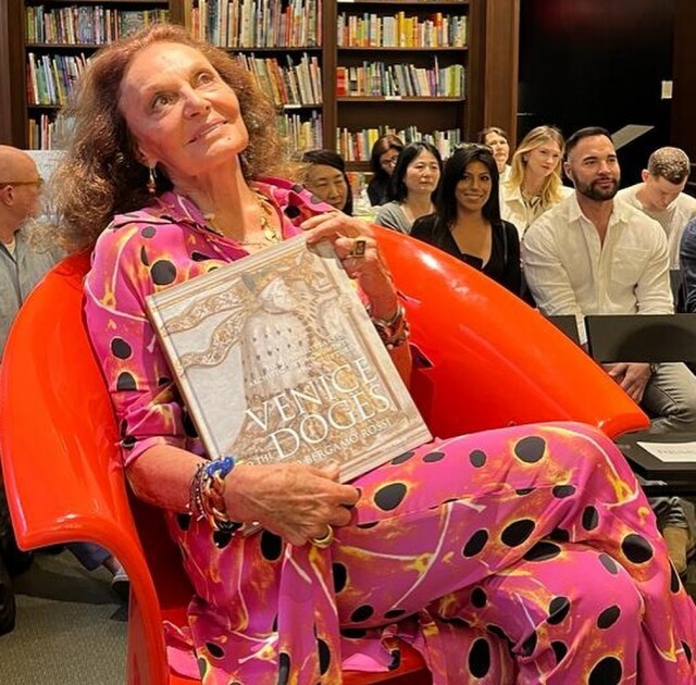 Diane Von Furstenberg 曾嫁德國王子、成就無數的設計師!優雅 Wrap Dress 揚名時裝界、高峰時期大賣數百萬件! Diane Von Furstenberg 曾嫁德國王子、成就無數的設計師!優雅 Wrap Dress 揚名時裝界、高峰時期大賣數百萬件!