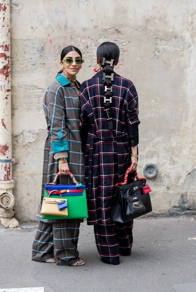 印度時尚姊妹花 Snehal & Jyoti Babani 的創意頭飾超吸睛！將 Hermes 皮帶扣、Chanel 手袋戴上頭，打造浮誇華麗造型