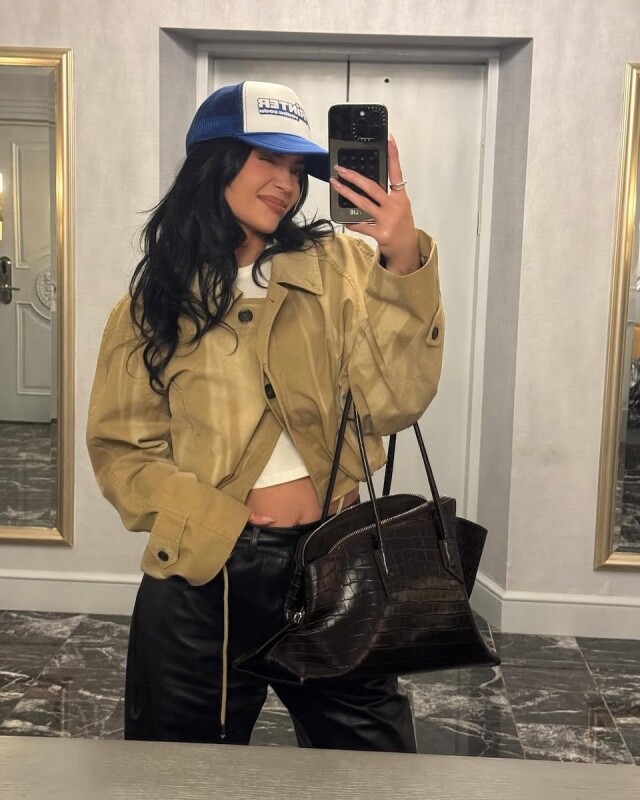 今年「It Bag 黑馬」是 The Attico 這款不規則包！Kylie Jenner 也在用，到底有何魅力？