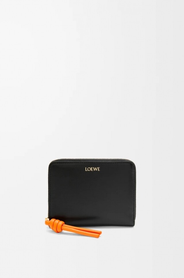 Loewe 銀包推介|鎖定 10 個女生必買長銀包、短銀包、卡套,最平 $3,700 入手時尚實用款式 Loewe 銀包推介|鎖定 10 個女生必買長銀包、短銀包、卡套,最平 $3,700 入手時尚實用款式