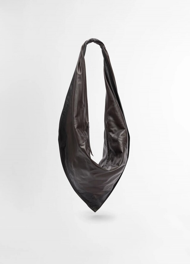 「絲巾包」成今季大熱潮流！Loro Piana、BV 到 Lemaire 都有推出，但原來「Old Celine」才是元祖