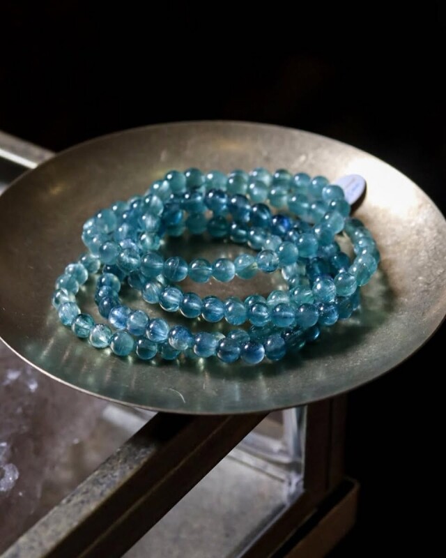 藍晶石功效與禁忌 | 又名「天使之石」，有效治療各種疼痛，能作為護身符，藍晶石戴哪隻手?