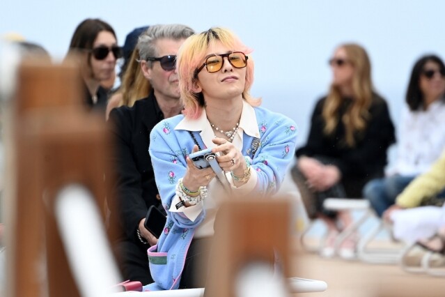 G-Dragon 戴上了 Chanel 經典的珍珠頸鏈點綴造型。