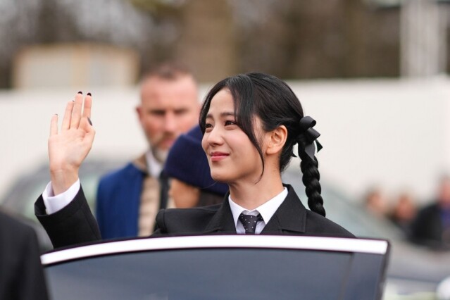 Jisoo 向在場的大家報以微笑及揮手