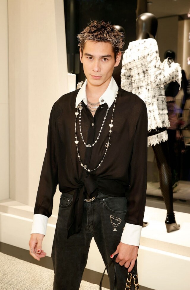 近期成為了 Gen Z 時尚代表的 Evan Mok,都一樣戴上了 Chanel 頸鏈配襯造型。 近期成為了 Gen Z 時尚代表的 Evan Mok,都一樣戴上了 Chanel 頸鏈配襯造型。