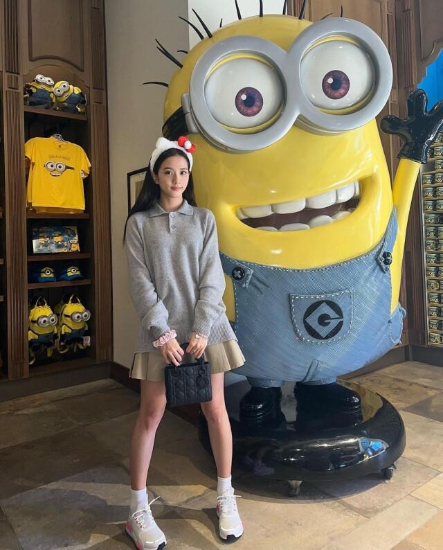 Jisoo 對百褶裙情有獨鍾,輕鬆打造出可愛的鄰家女生風格 Jisoo 對百褶裙情有獨鍾,輕鬆打造出可愛的鄰家女生風格