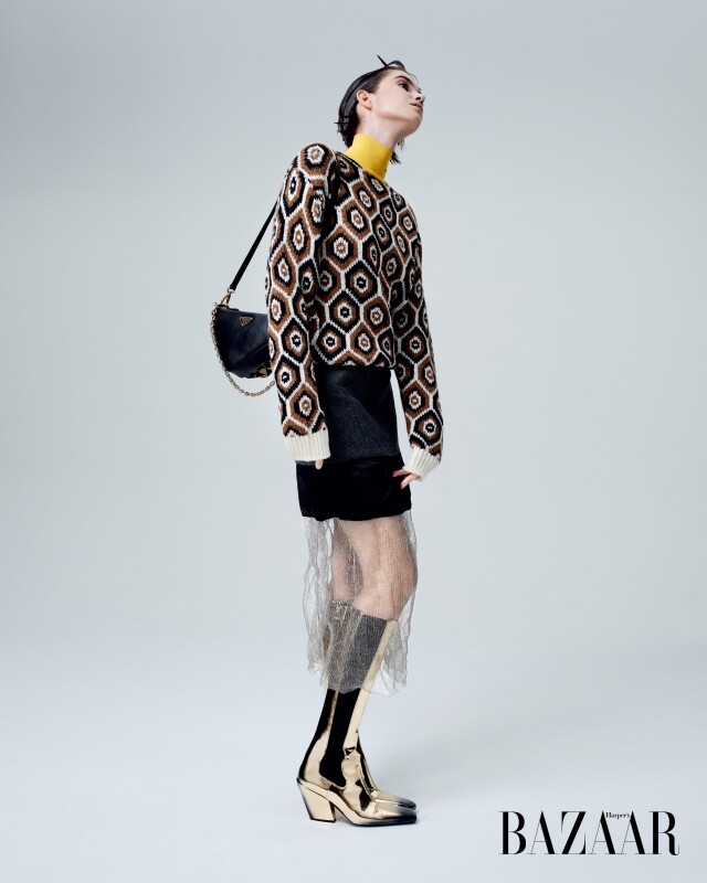 PRADA 幾何圖案針織上衣、拼布半截裙、金屬面皮長靴、三角形標誌皮革雙面袋。 PRADA 幾何圖案針織上衣、拼布半截裙、金屬面皮長靴、三角形標誌皮革雙面袋。