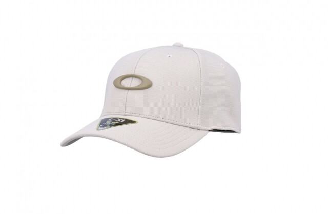 Oakley Tincan Baseball Cap 是一款兼具時尚與功能的棒球帽,適合日常穿著及戶外活動。 Oakley Tincan Baseball Cap 是一款兼具時尚與功能的棒球帽,適合日常穿著及戶外活動。