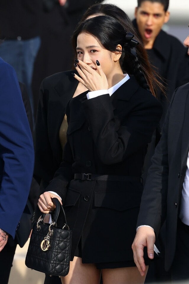 Jisoo 即使遮住半邊臉，仍然掩蓋不了懾人的魅力。