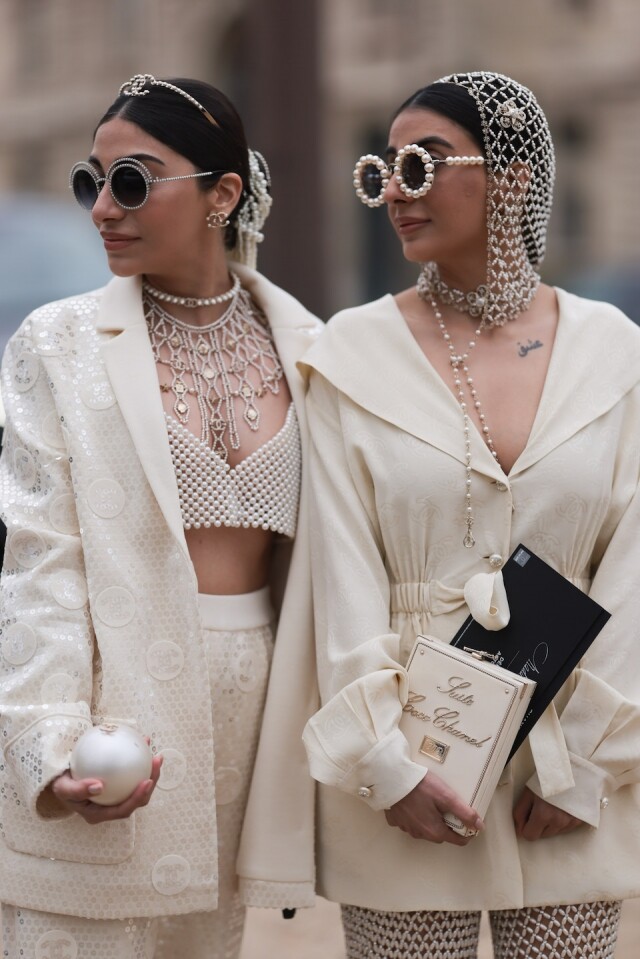 印度時尚姊妹花 Snehal & Jyoti Babani 的創意頭飾超吸睛！將 LV 手袋、Chanel 鈕扣戴上頭，打造浮誇華麗造型！