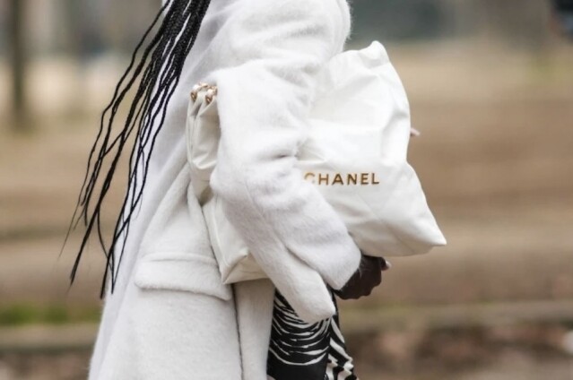 Chanel 22 系列手袋以率性的 tote bag 設計為藍本，而袋內間隔分明，內附有拉鍊小袋及可除式的小袋，大大增加手袋的實用性。