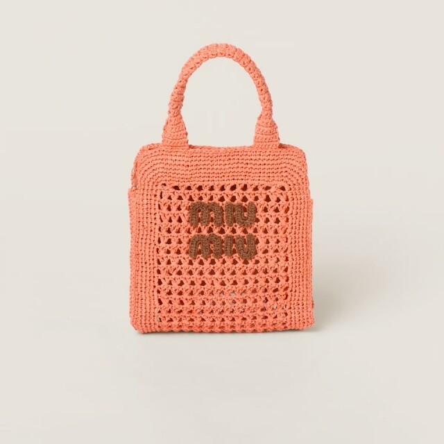 揹上 Miu Miu 的時尚率性美！Miu Miu 新季夏日手袋已上架，彩色編織袋、小菜籃讓人越看越心動
