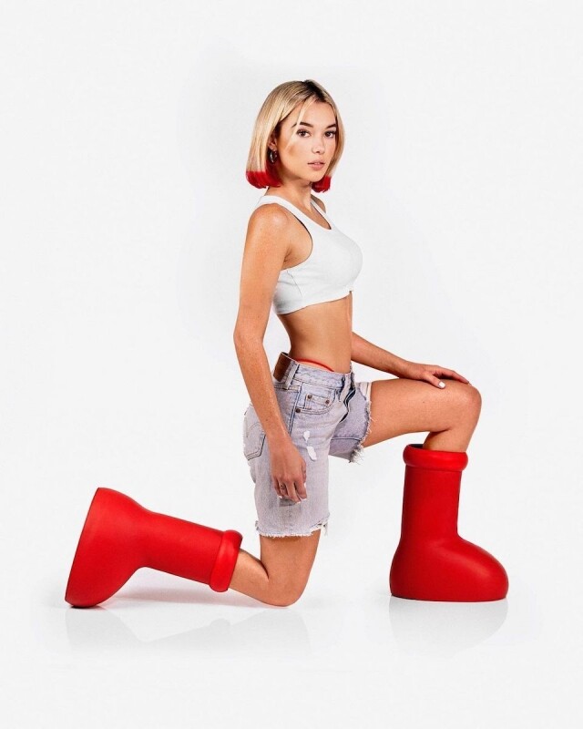 不過,能被 MSCHF 看中請來親身示範的模特兒 Sarah Snyder 的背景來頭也非少! 不過,能被 MSCHF 看中請來親身示範的模特兒 Sarah Snyder 的背景來頭也非少!