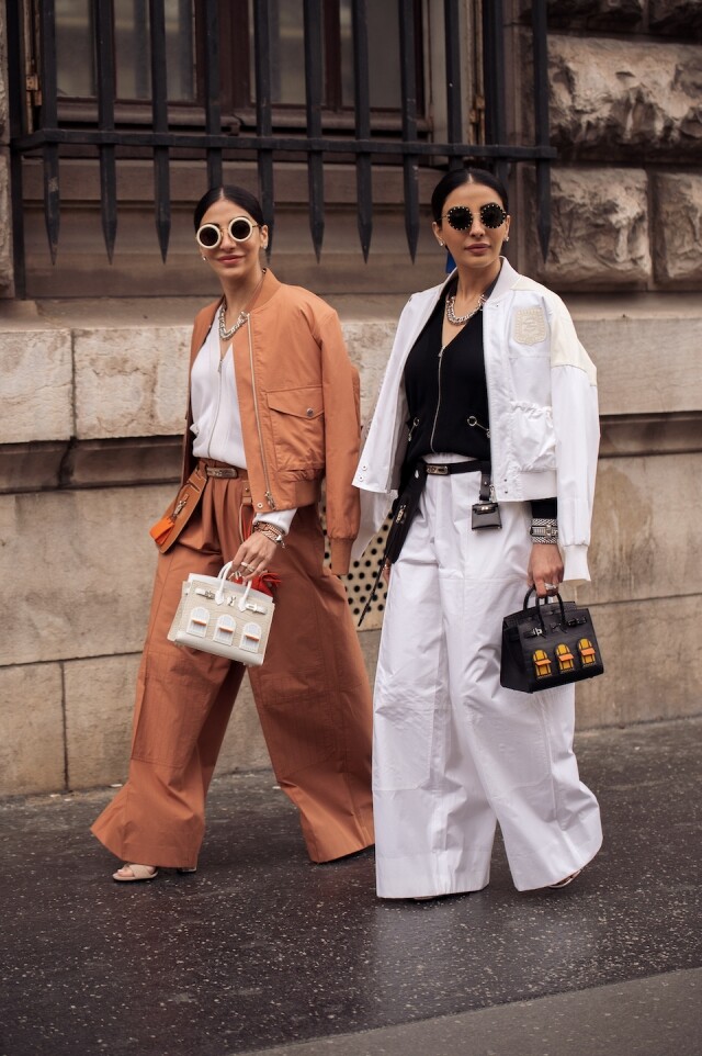 印度時尚姊妹花 Snehal & Jyoti Babani 的創意頭飾超吸睛！將 LV 手袋、Chanel 鈕扣戴上頭，打造浮誇華麗造型！