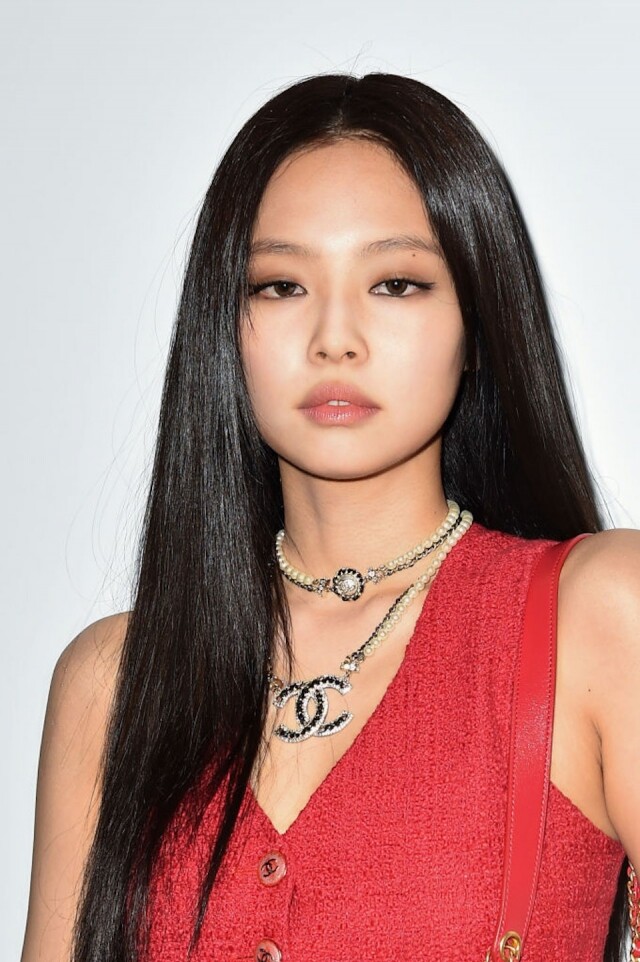 Jennie 同樣是 Chanel 珍珠頸鏈的粉絲,她更是戴上兩條營造層次感。 Jennie 同樣是 Chanel 珍珠頸鏈的粉絲,她更是戴上兩條營造層次感。