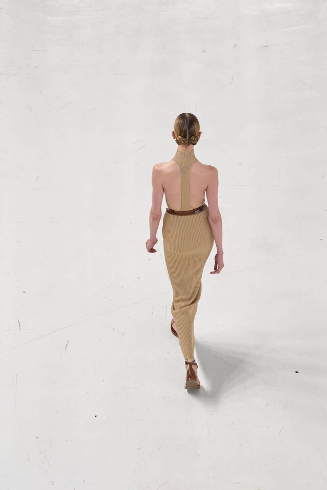 Max Mara 2025 春夏系列上演數學與時尚的巧妙結合！新季系列致敬數學家，延續極簡調性、注入幾何美學打造優雅的春夏衣櫥！