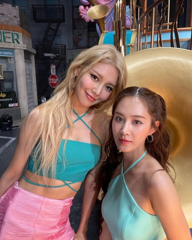 夏天穿搭 2023 必學的多巴胺穿搭是甚麼？鮮艷奪目的配色讓人心情變好