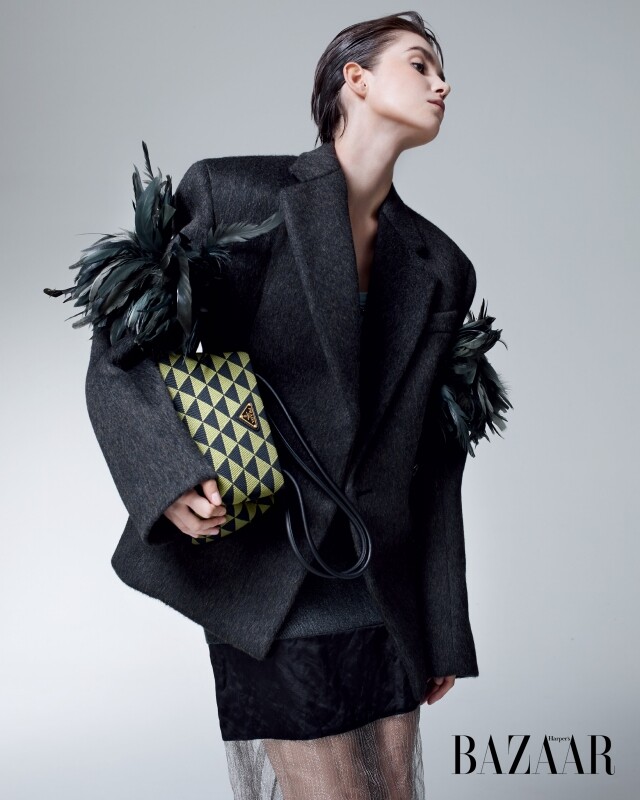 PRADA 飾羽毛絨西裝外套、標誌背心、拼布半截裙、幾何圖案手挽袋。
