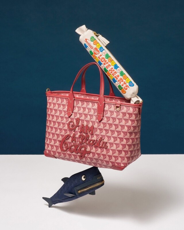 Anya Hindmarch「I am not a plastic bag」環保袋紅遍全球!近來因像真度極高 Bag Charm 掛飾再被討論 Anya Hindmarch「I am not a plastic bag」環保袋紅遍全球!近來因像真度極高 Bag Charm 掛飾再被討論