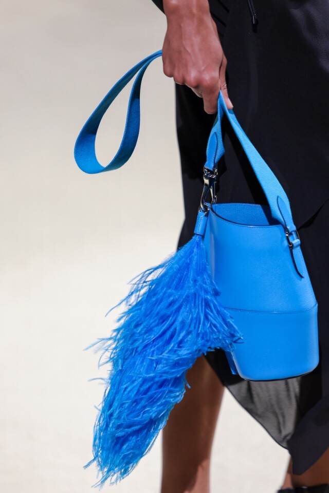 Hermès 新款推出的 Étrille Folie’s 手袋，同樣顯盡高貴優雅的格調！