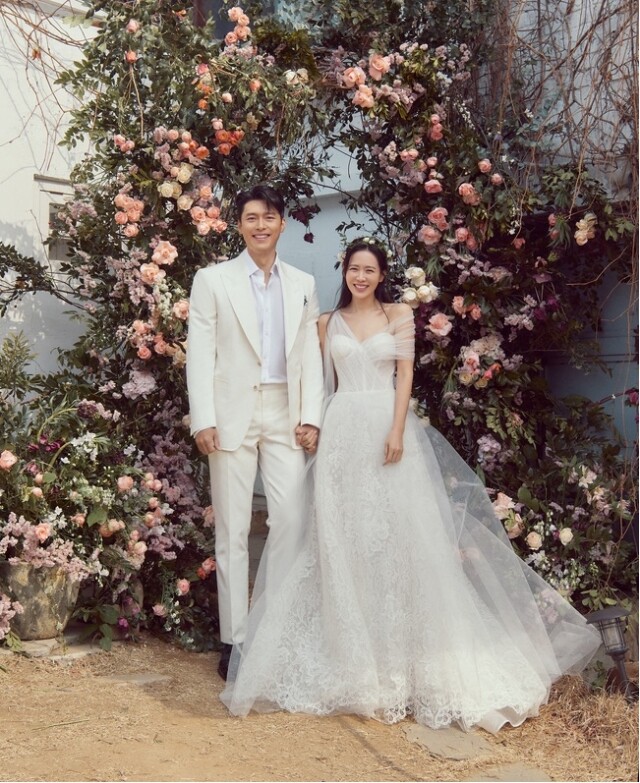 婚紗照中玄彬穿上 Tom Ford 西裝，而孫藝珍則穿上了 Vera Wang 的婚紗