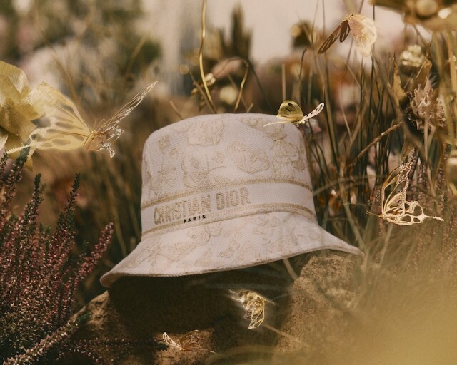 Dior 以曼舞金蝶點綴佳節的浪漫氣氛!30+ 實用時尚的聖誕禮物推薦 Dior 以曼舞金蝶點綴佳節的浪漫氣氛!30+ 實用時尚的聖誕禮物推薦