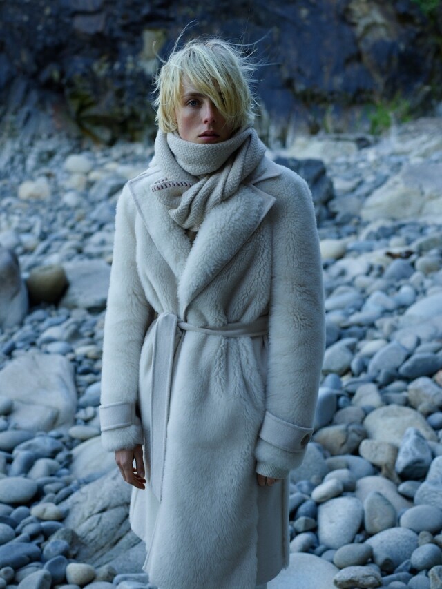 Loro Piana 2022-2023 秋冬女裝系列從陽剛氣息的男裝衣櫥汲取靈感
