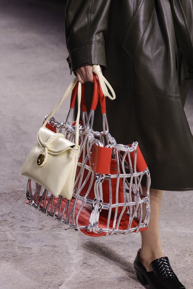 大容量手袋繼續流行!2025 春夏手袋流行趨勢預測,CHANEL、HERMÈS、MIU MIU 該入手哪一款? 大容量手袋繼續流行!2025 春夏手袋流行趨勢預測,CHANEL、HERMÈS、MIU MIU 該入手哪一款?
