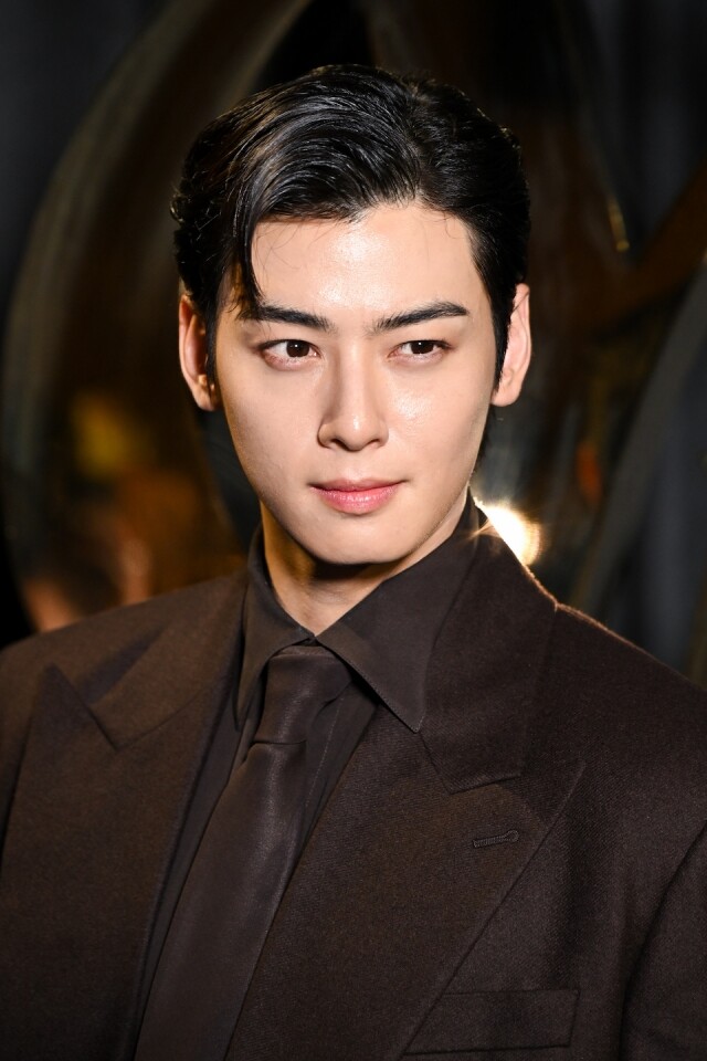 簡直是審美疲勞！「臉蛋天才」車銀優、Rosé 以完美神顏現身 Saint Laurent 2025 春夏大秀